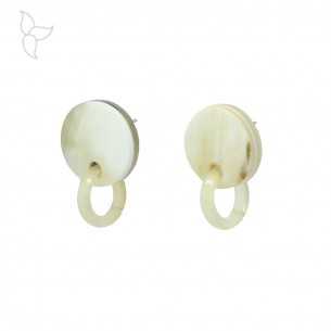 Boucle d'oreilles rondes avec anneau en corne de buffle claire.
