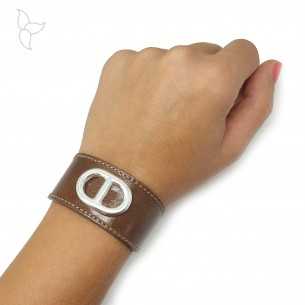 Adjustable beige leather strap bracelet with navy mesh.