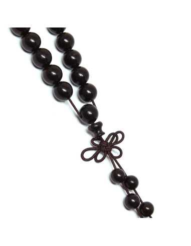 Collier Mala composé de 108 perles de bois de santal foncé.