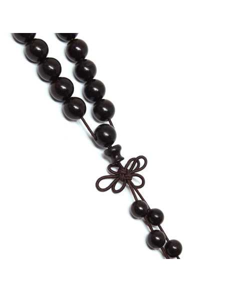 Collier Mala composé de 108 perles de bois de santal foncé.