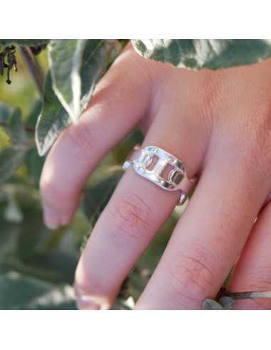 Bague ouverte constituée de mailles marine juxtaposées.