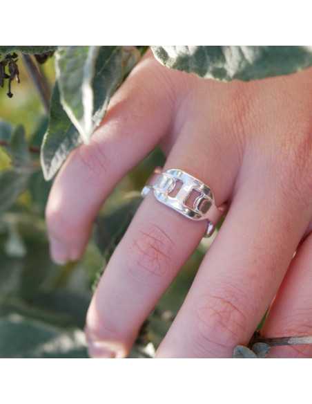 Bague ouverte constituée de mailles marine juxtaposées.