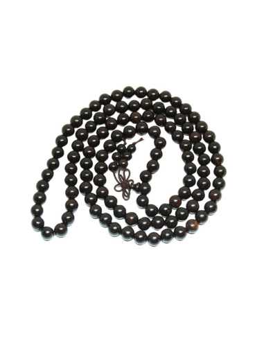 Collier Mala composé de 108 perles de bois de santal foncé.