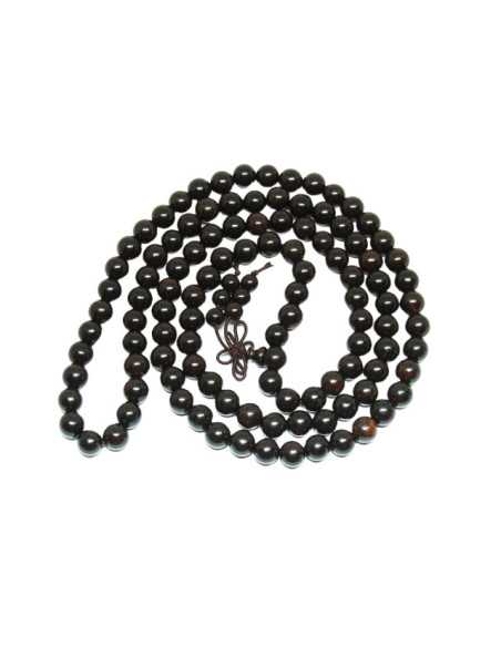 Collier Mala composé de 108 perles de bois de santal foncé.