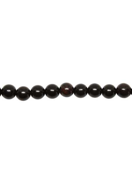 Collier Mala composé de 108 perles de bois de santal foncé.