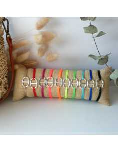 Coussin avec 10 bracelets cordons