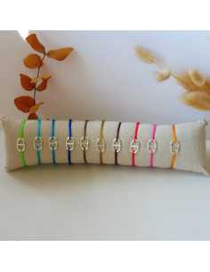 Coussin avec 10 bracelets cordons