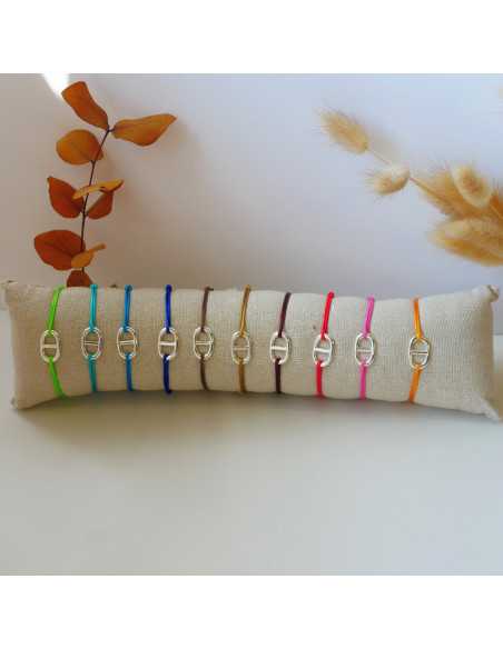 Coussin avec 10 bracelets cordons