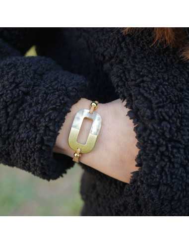 Pièce ovale incurvée pour bracelet en corne de buffle et laque rouge.