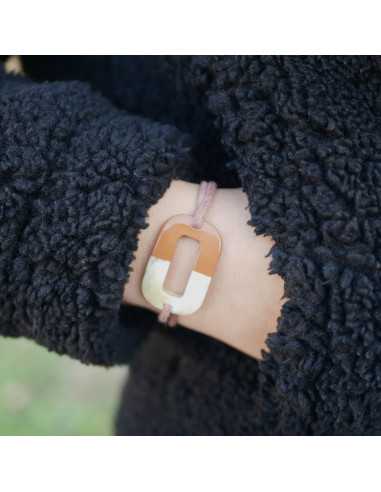 Pièce ovale incurvée pour bracelet en corne de buffle et laque rouge.