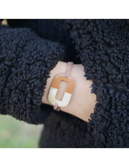 Pièce ovale incurvée pour bracelet en corne de buffle et laque rouge.