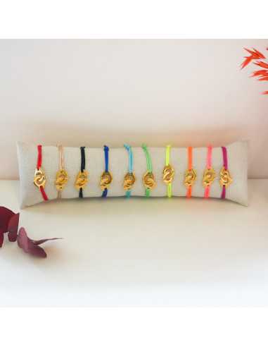 Coussin avec 10 bracelets menottes sur cordons dorés