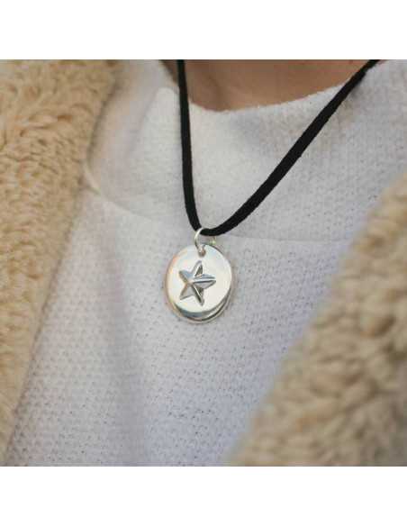 Pendentif médaille étoile en relief