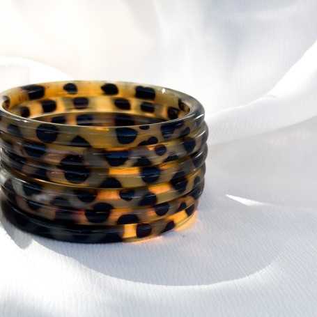 Jonc en corne de buffle léopard doré 6mm et 4mm par Sucre et Cannelle, spécialiste des bijoux en corne de buffle